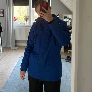 Blå skidjacka från cropp  - Blå skidjacka från cropp, aldrig använd💕