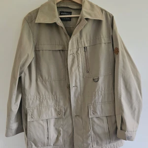 Praktisk och snygg Melka jacka - Mycket sparsamt använd i nyskick. Många praktiska fickor luft ventiler och åtpasnings funktioner