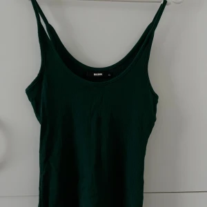 Linne från bikbok  - emerald grönt linne från bikbok storlek xs