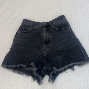 Mörk gråa jeans shorts  - Högmidjade shorts från HM, ny skick bara använda några gånger