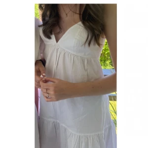 Klänning  - Säljer en superfin vit klänning från bikbok! Passar perfekt till alla tillfällen nu på sommaren, den har även en knytning i ryggen💗💗