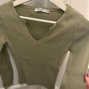 Ribbad tröja  - Khakifärgad långärmad tröja från NA-KD. Knappt använd därför som ny. Normal i storlek, pris kan diskuteras.