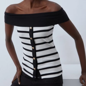 Randig topp - Säljer denna snygga randiga toppen från zalando. Var verkligen jättesnygg med lite för liten för mig därav säljer jag den. Kontakta gärna vid intresse eller frågor💗💗