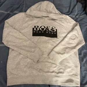 Hugo boss hoodie (Grå) - Storlek S 14y, sitter som M. Skicket är mycket bra! Har bara använt några gånger. Tvättas innan den skickas!