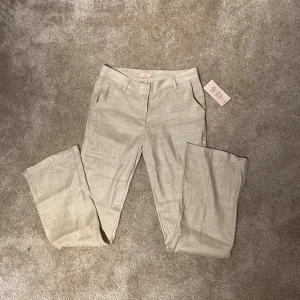 Beige byxor från Nelly - Säljer dessa snygga linnebyxor från Nelly! Säljer då de tyvärr var för stora. Prislapp kvar och endast testade! Lågmidjade och bootcut. Orginalpris 499, mitt pris 350 i och med nyskick. Pris kan diskuteras! Skriv om ni undrar något💓