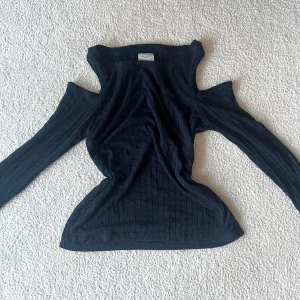 Offshoulder top💙 - Marinblå, från veromoda💙