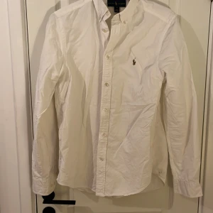 Vit Ralph lauren skjorta - Bra skicka  Hitta den i min mammas garage och säljer den eftersom den är för liten för mig