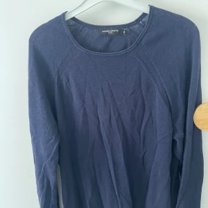 Mörkblå långärmad tröja från Gallerie lafeyette - Säljer en mörkblå långärmad tröja från gallerie lafayette . Tröjan är i bomullsmix och har en normal passform. Perfekt för höst och vinter. Den är i bra skick och väldigt bekväm att ha på sig. Passar både till vardags och lite mer avslappnade tillfällen.