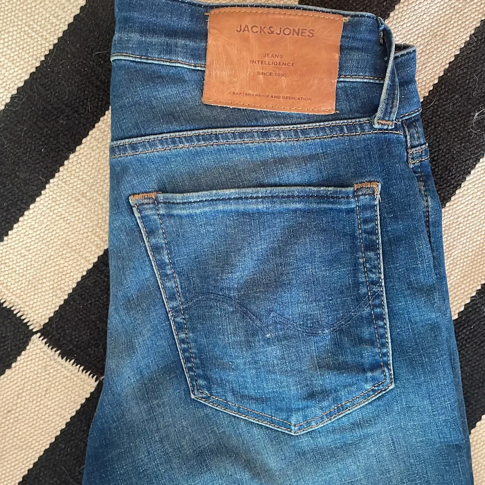 Skit feta jack and Jones jeans med lite slitningar som ger jeansen liv. Pris kan diskuteras. Modellen är slim. Personen på bilden är runt 178. Jeans & Byxor.