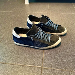 Philippe model - Säljer ett par snygga Philippe model skor i bra skick!   (självklart äkta)                                                                  kan tänka mig att byta mot andra skor så skicka vad ni har! 