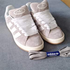 Säljer mina adidas Campus 00s grey. Dom är helt nya bara provade, dom är i storlek 38. Kom privat för mer frågor om du är osäker på något 💕💕