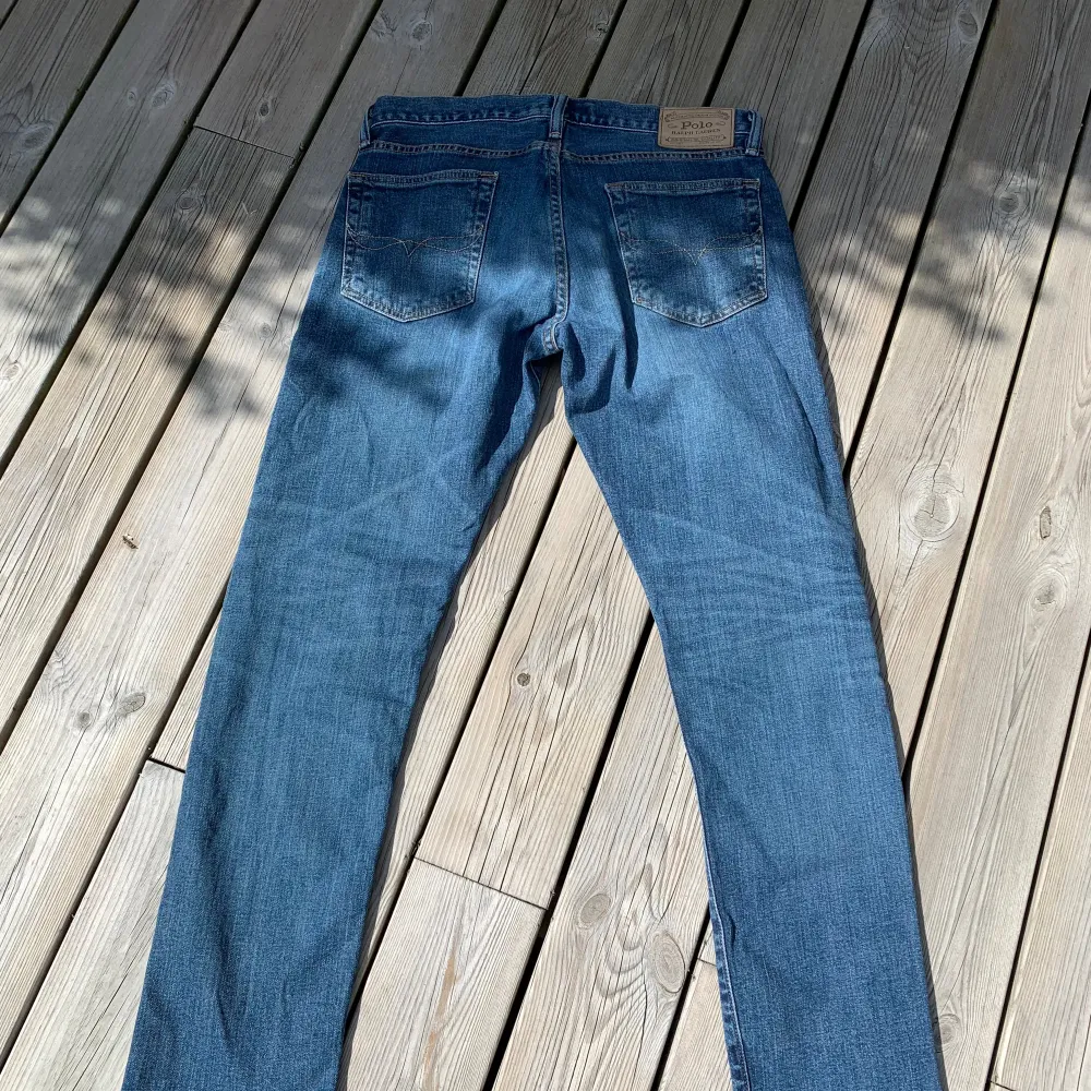 Tja! Säljer mina näsintill helt nya RL jeans. Dem har inga defekter och är i slimfit/straight passformen. Skick 9/10! Funderingar kring jeansen kontakta! Pris kan alltid diskuteras!. Jeans & Byxor.