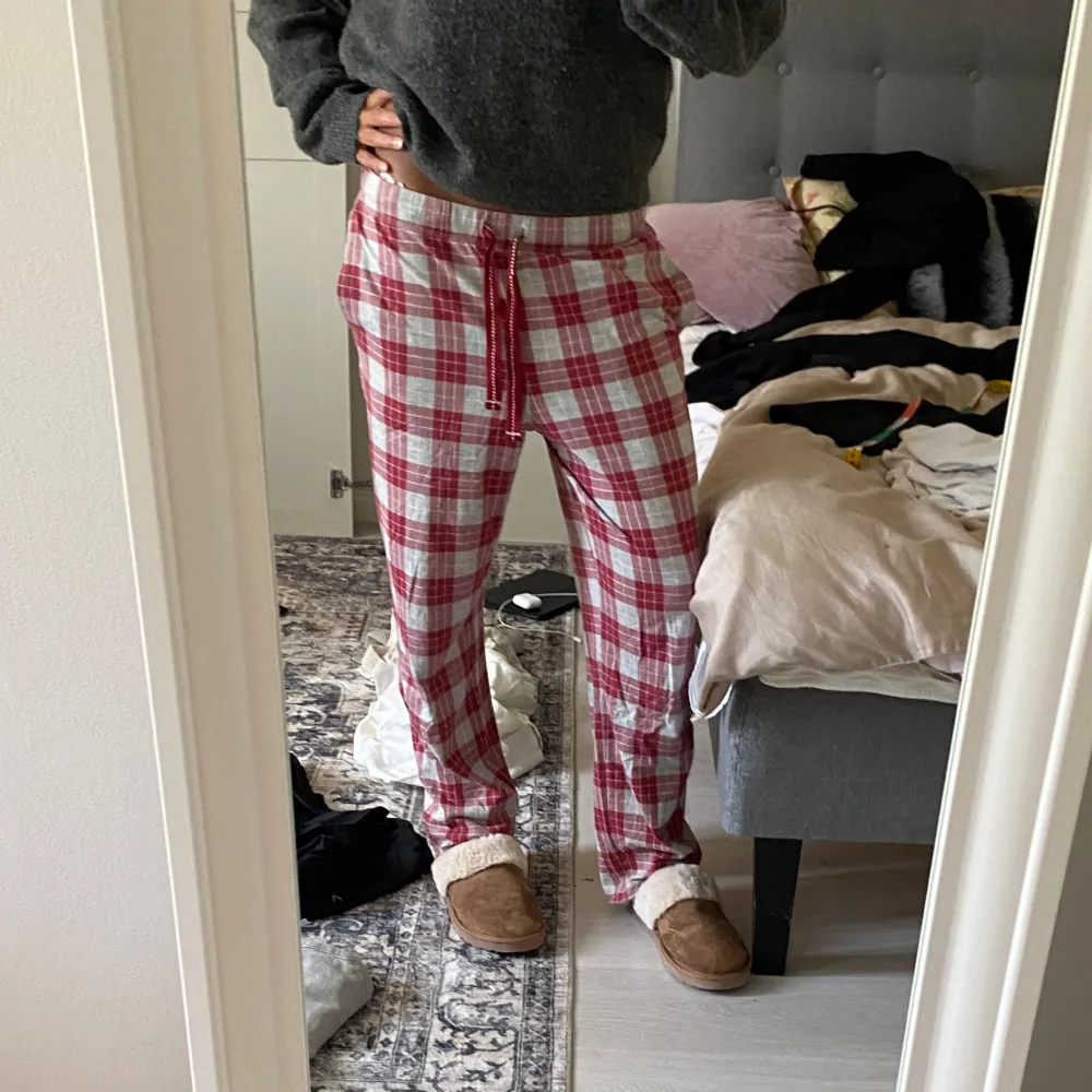 Mysiga pyjamasbyxor som knappt använts. De är som de populära blåa byxorna på bild 3 fast i röd. . Jeans & Byxor.