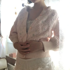 Vintage rosa kofta - Världens vackraste ylle kofta, köpt på en vintage butik i London!🩷 Tyvärr så krymte den i tvätten så den är lite kort i ärmarna ;c Men den är fortfarande sjukt fin och unik. Storlek XS-S🩷