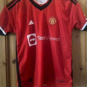 Football jersey - Säljer denna rashford Jersey då den är för liten för mig, shorts ingår