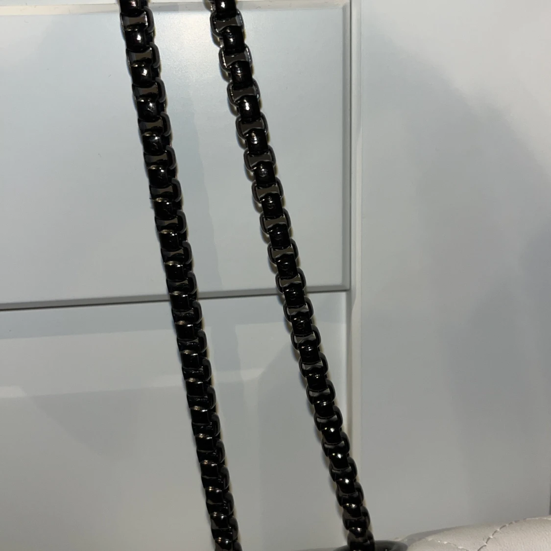 Vit quiltad axelväska med kedja - 91