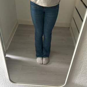 Säljer ett par snygga blå bootcut jeans. De är väl använda men är jätte snygga och har en klassisk femficksdesign. Det är både snygga och sköna!