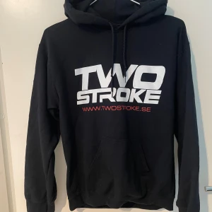Twostroke hoodie  - I bra skick då den är knappt använd.