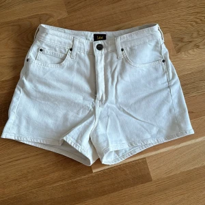 Lee off white shorts - Köptes i sommaren 2023 men nästan inte använda. Storleken säger W28 som är Small