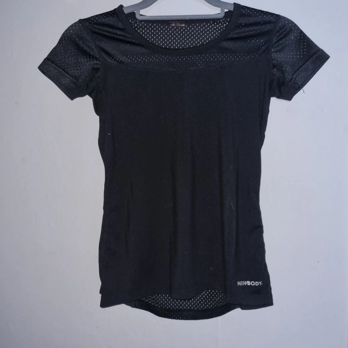 Svart kortärmad topp från Newbody
