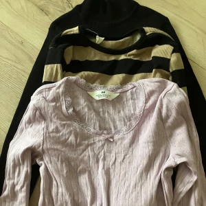 Långärmade tröjor  - 3 st långärmade tröjor i mkt bra skick , den rosa är knappt använd.  Mörka tröjorna är korta i magen . 