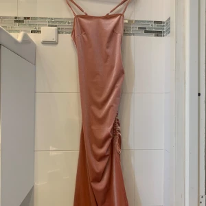 Fin rosa klänning  - Köptes för nått år sen man har aldrig haft chansen att ha den så den är helt ny , storlek är XS men den är ganska stretchig