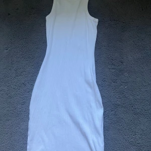 Vit klänning - Jätte fin sommar klänning❣️ nästan oanvänd och har inga skador på sig, skönt material som inte sitter allt för tight, men formar sig efter kroppen❣️