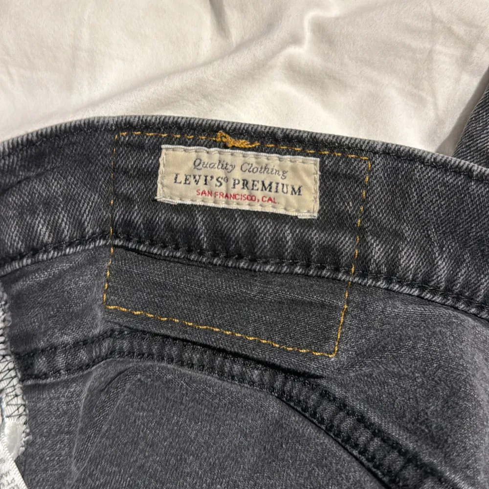 Snygga Levis 501 jeans i storlek: W32 L34. Jeansen är använda och har några små slitningar men inget som snys om man inte tittar väldigt nära (se bild 5). Jeans & Byxor.