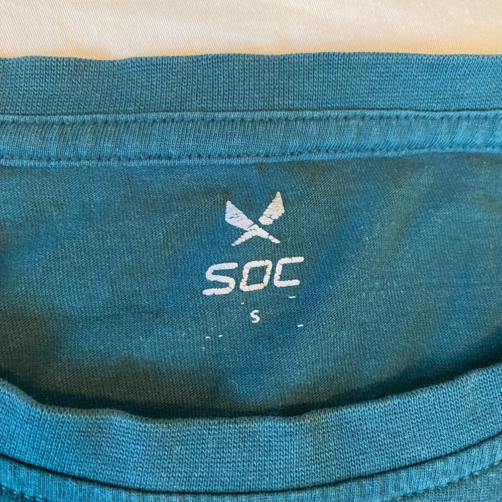 Skön t-shirt i bra skick. Tveka inte att höra av dig om du har frågor eller vill ha fler bilder!. T-paidat.