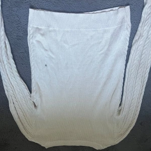 Stickad tröja - En stickad tunn tröja i färg beige, perfekt nu till hösten då den är super mysig och inte allt för varm/kall❣️