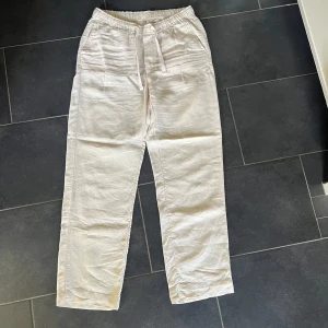 Linnebyxor A DAYS MARCH - Exklusiva Linnebyxor från A Days March Nyskick 