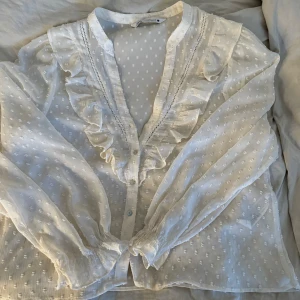 Blus  - Jätte fin blus från ZARA den har två defekter, bild 2 är en liten defekt längst ner i armen som man inte ser så mycket. Bild 3 så är de en knappt längst upp som försvunnit❣️