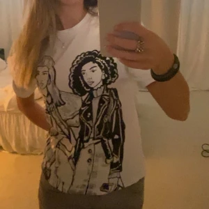 Vit T-shirt - Vit T-shirt med tryck från zara! Köptes förra året och bara använt ett fåtal gånger.