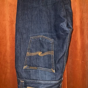Marinblå nudie jeans - Säljer ett par marinblå nudie jeans i mycket bra skick, strl W 30 L 32. Säljer eftersom att jag har växt ur dom