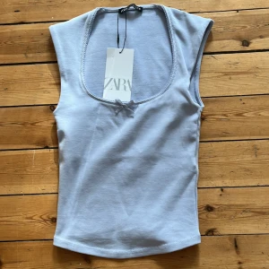 Helt ny top från Zara - Aldrig använd, med tag kvar säljer då det var felköp.