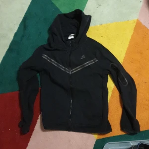 Nike tech - Nike tech i dålig kodition men går att använda.dem små hålen är från taggbuske men går lätt att fixa. Pris går att diskutera.