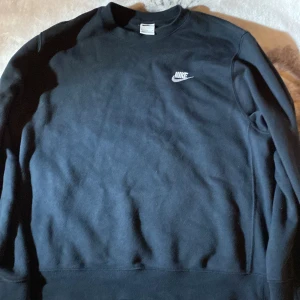 Nike tröja medium tjej - Den är i bra skick men för stor för mig 