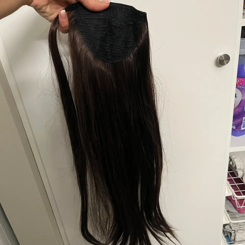 Bellami hair ponytail (hästsvans) helt ny- aldrig använd. Beställde fel och sen gick det inte att returnera eftersom jag öppnat förpackningen. Nypris 2350kr Det är äkta hår av högsta kvalitet. 180 gr, färg mörkbrun  . Skönhet.