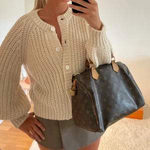 Stickad kofta  - Benvit ish stickad kofta super mjuk och jätte fin❣️❣️ helt oanvänd!!! Väldigt väldigt bra kvalitet, köpt i en liten butik i hälsingör!