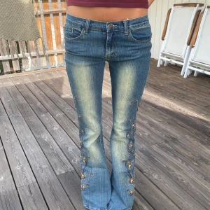Coola Lågmidjade bootcut jeans - Såå snygga jeans med broderi detaljer på sidan!! Väldigt strechiga och skön😍 använd gärna ”köp nu”!
