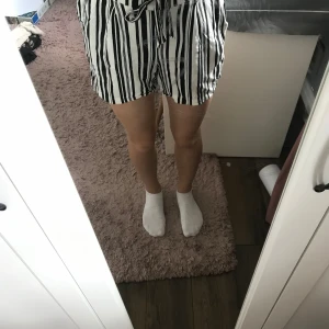 Tyg shorts - Randiga i svart och vitt, med snöre