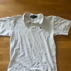 Ralph lauren piké - En riktig snygg Ralph lauren pike med en lite defekt som ni kan se på bild 4 men annars är den helt äkta och inga hål osv. Tveka inte vid frågor😁