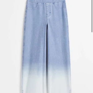 Ljusblå jeans med ombre-effekt - Säljer ett par supercoola ljusblå jeans med en snygg ombre-effekt som går från blått till vitt längst ner. De har en wide fit och är högmidjade, vilket ger en riktigt trendig look. Perfekta för både vardag och fest! 🦋