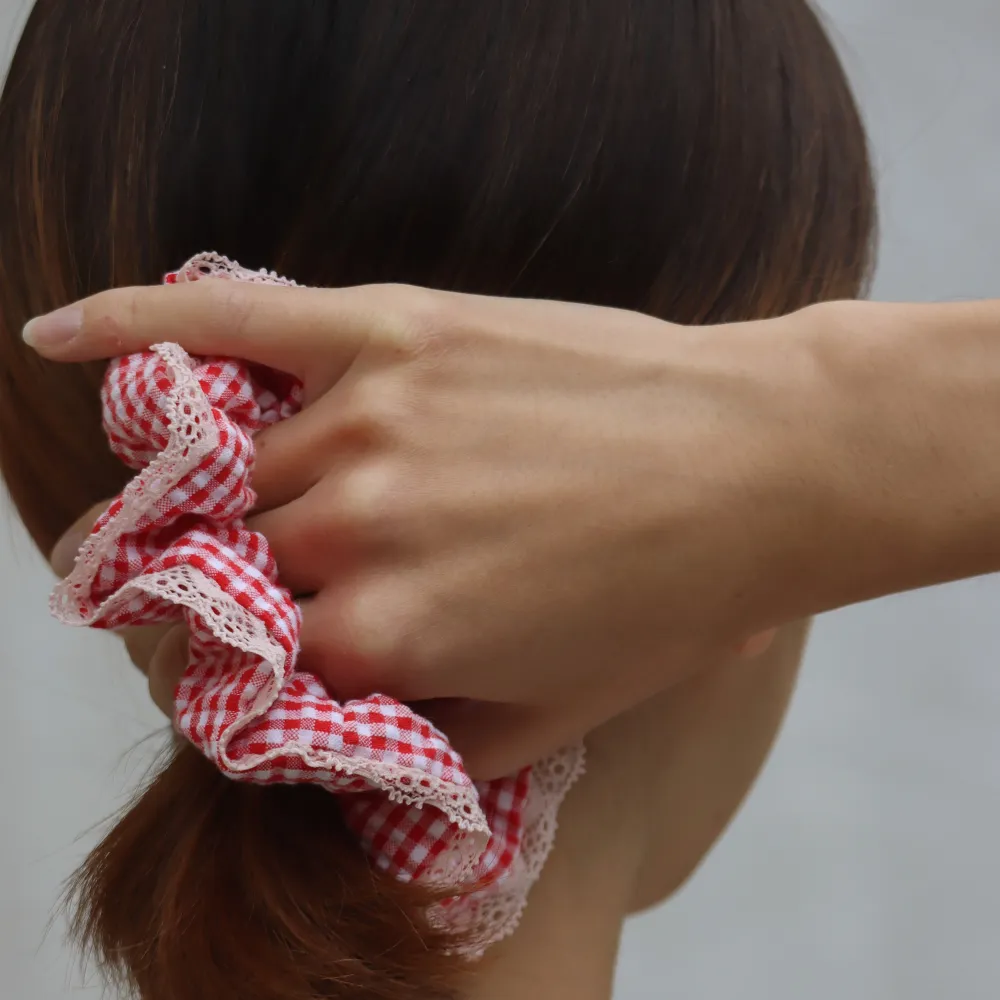 Noggrant handgjord scrunchie! Röd och vit rutig med rosa spets! Supergulligt 🥹Har även sytt ett hårband med liknande typ så säg till om ni skulle vara intresserade av den också! . Accessoarer.