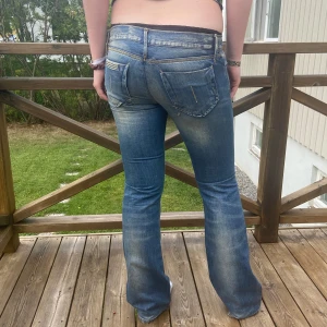 Fornarina Low Waisted Bootcut Jeans - Fornarina jeans köpta second hand men i nyskick utan skador. Glitterdetalj på ena bakfickan. Midjemått rakt över 43 cm, ytterbenslängd 106 cm, innerbenslängd 82 cm. Skriv vid funderingar✨