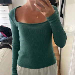 Grön tröja  - Knappt använd! Från Gina Tricot