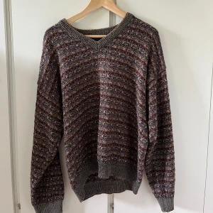 Stickad tröja - Stickad tröja med V-ringning. Gott skick!