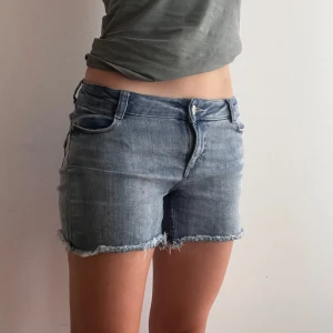 Blåa jeansshorts - Lågmidjade blåa jeansshorts från Esprit. Bra skick. Skriv för fler bilder!