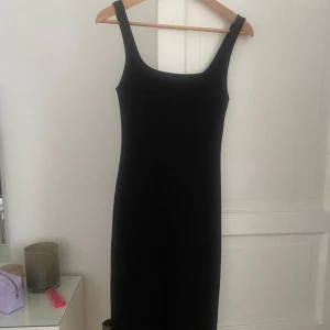 Svart tajt klänning - Svart tajt klänning med en liten slits baktill. Använd fåtal gånger och i fint skick. Den är från zara. 