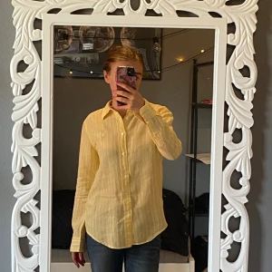 Gul randig skjorta från Polo Ralph Lauren - Säljer en superfin gul randig skjorta från Polo Ralph Lauren i storlek XS. Den är helt ny och oanvänd, endast testad, men saknar prislapp. (: